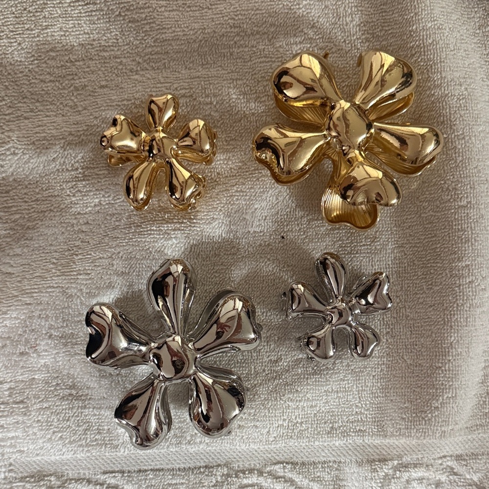 Gold & Silver Flower Claw clips for hair  Set New without tags.